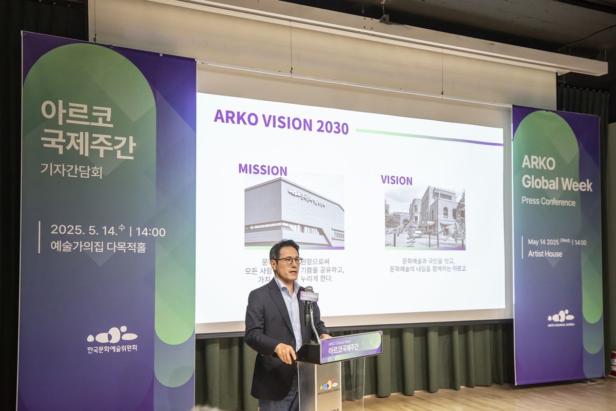 Kepala ARKO Choung Byoung Gug terlihat sedang menjelaskan gelaran Pekan Global ARKO pada konferensi pers yang digelar tanggal 14 Mei 2025 di Artist House, Jongno-gu, Seoul.  