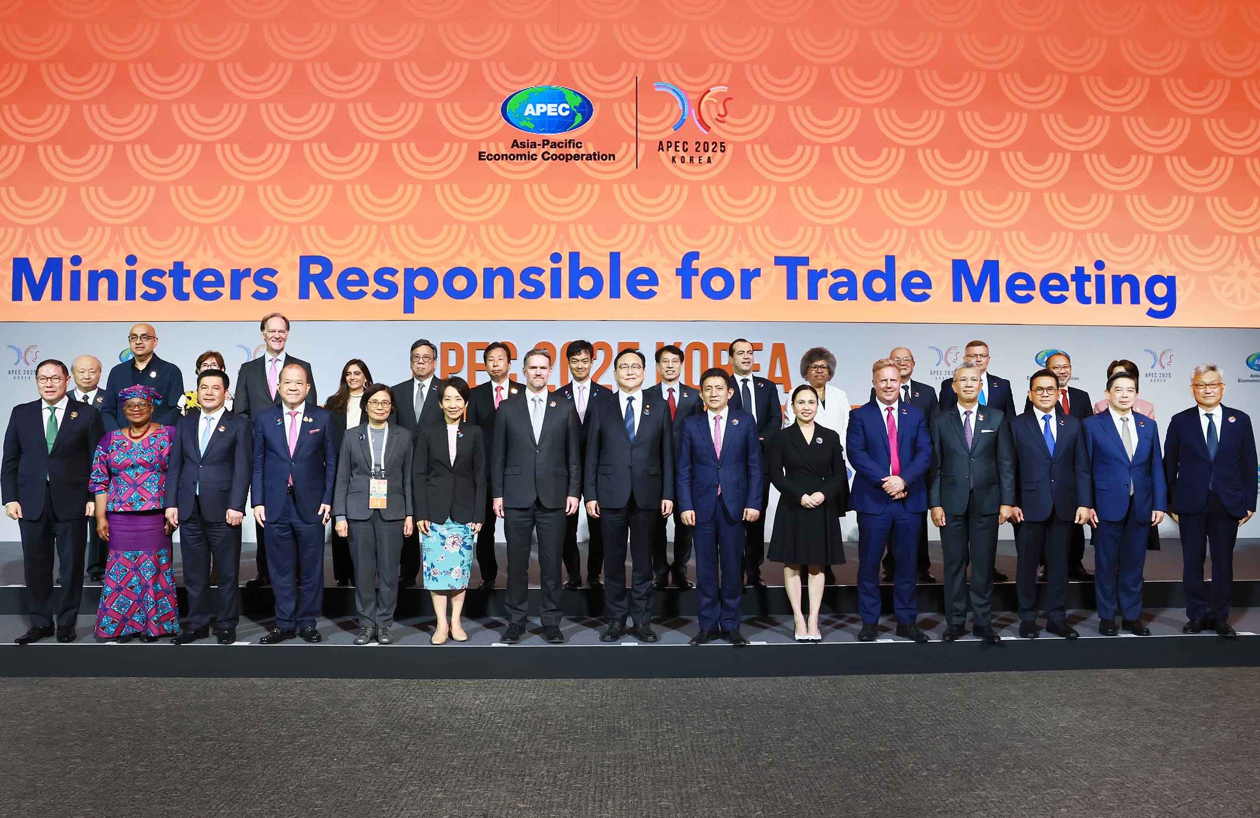 Para tamu undangan Pertemuan Menteri Perdagangan APEC yang digelar pada tanggal 15 Mei 2025 di International Convention Center Jeju terlihat sedang mengambil foto bersama pada upacara pembukaan.