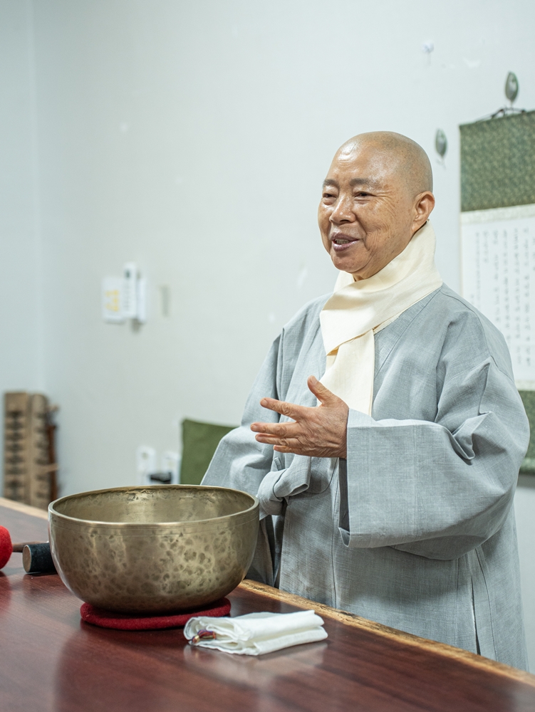 Biksu Jeong Kwan terlihat sedang berbicara sebelum membacakan bacaan Buddha sebelum makan.  