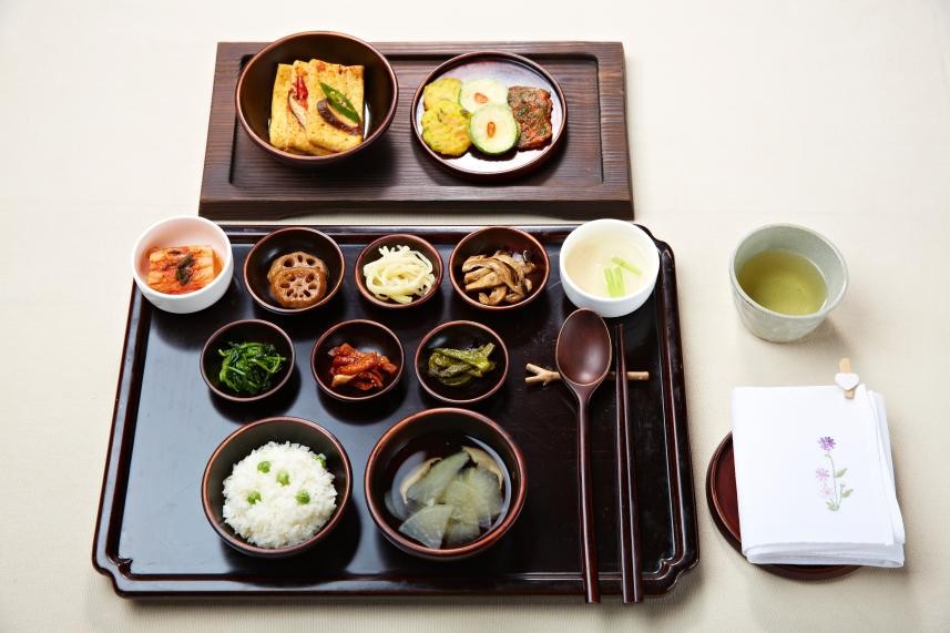 ﻿Makanan kuil ditetapkan sebagai warisan budaya takbenda Korea. Foto di atas menunjukkan makanan kuil yang disajikan di Kuil Jingwansa, Seoul. (Badan Usaha Budaya Buddha Korea)  