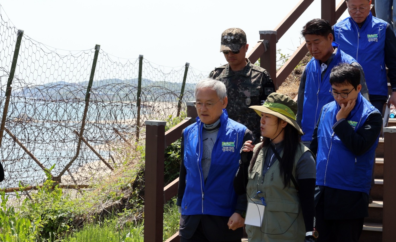 Menteri Yu memulai perjalanan trekking di Jalur Perdamaian DMZ di Goseong, dipandu oleh pemandu lokal. Lokasi ini merupakan titik paling utara di Semenanjung Korea sekaligus destinasi akhir Korea Dulle Trail sepanjang 4.500 km. (Kementerian Kebudayaan, Olahraga, dan Pariwisata)