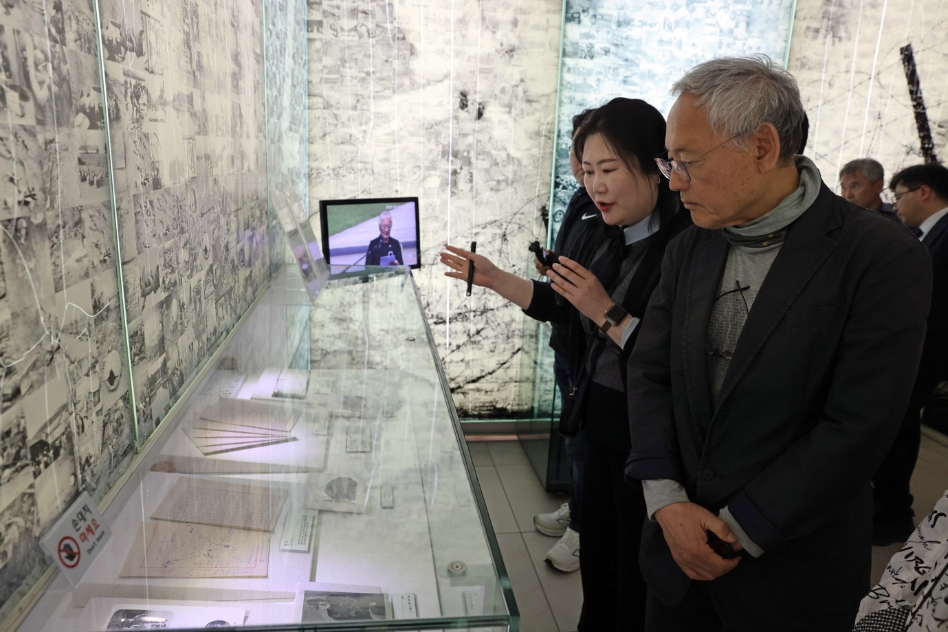Menteri Yu pada tanggal 8 Mei 2025 mengunjungi Museum DMZ di Goseong, Provinsi Gangwon dan mendengarkan penjelasan mengenai pameran. Museum DMZ menampilkan berbagai materi tentang Perang Korea, perpecahan Korea, serta pembentukan dan perkembangan Zona Demiliterisasi untuk memperkenalkan sejarah wilayah perbatasan dan nilai perdamaian. (Kementerian Kebudayaan, Olahraga, dan Pariwisata)