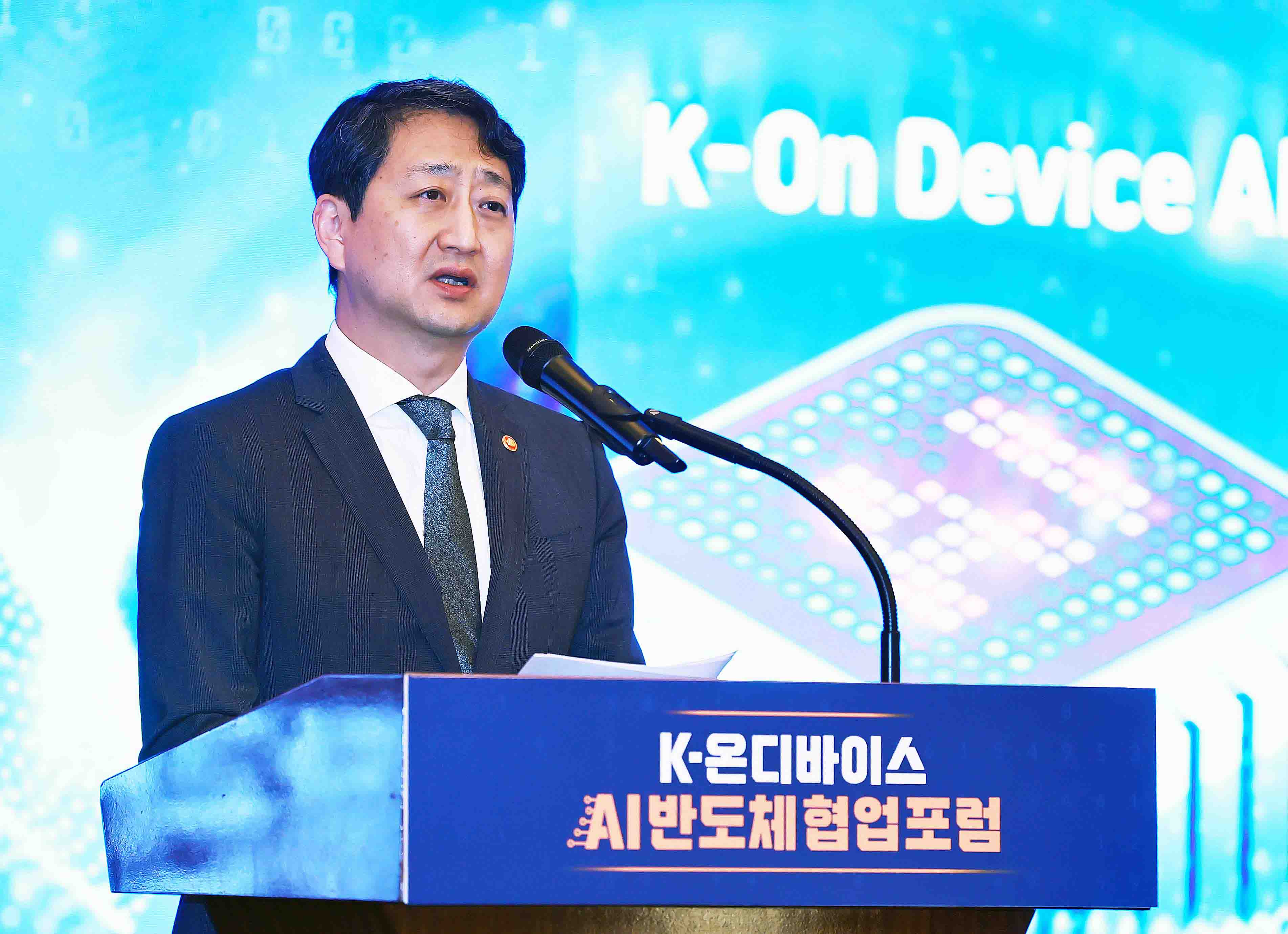 Menteri Perindustrian, Perdagangan, dan Sumber Daya Ahn Dukgen terlihat sedang berpidato pada Forum Kolaborasi Semikonduktor AI yang digelar pada tanggal 20 Mei 2025 di Hotel Westin Josun Seoul, Jung-gu, Seoul. (Kementerian Perindustrian, Perdagangan, dan Sumber Daya)