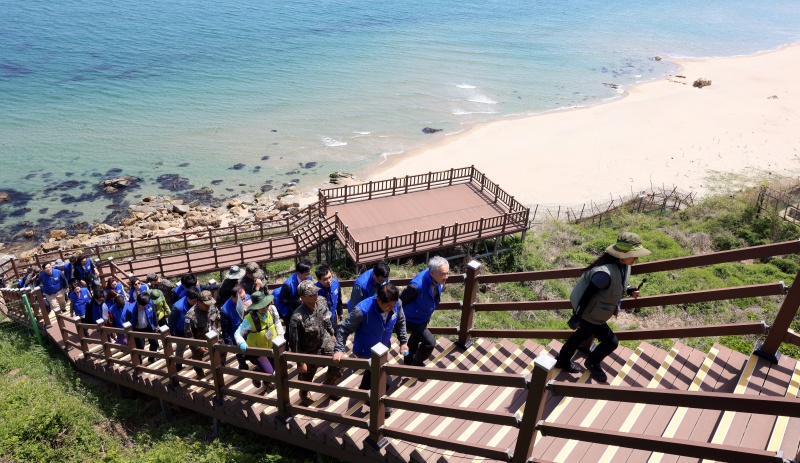 Menteri Yu pada tanggal 8 Mei 2025 berpartisipasi dalam program Jalur Perdamaian DMZ yang digelar di Goseong-gun, Provinsi Gangwon dengan menyusuri jalur dek di dekat pagar kawat pesisir. Kawasan ini dinilai memiliki nilai ekologi yang tinggi karena akses sipil dibatasi, sehingga kerusakan akibat ulah manusia sangat minim dan ekosistem alaminya tetap terjaga dengan baik. (Kementerian Kebudayaan, Olahraga, dan Pariwisata)