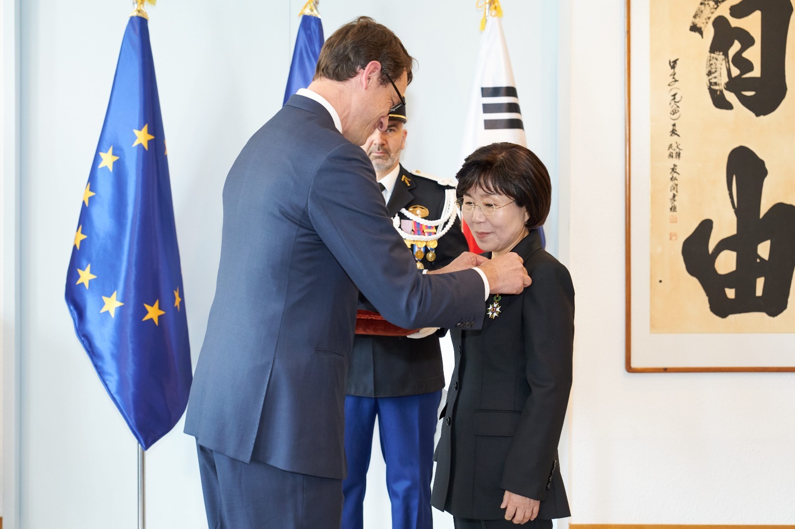 Kepala CICI sekaligus dosen kehormatan HUFS Choi Junghwa mendapatkan penghargaan Officier de la L&eacute;gion d&rsquo;Honneur dari Duta Besar Prancis untuk Korea Philippe Bertoux pada tanggal 15 Mei 2025 di Kedutaan Besar Prancis untuk Korea, Seodaemun-gu, Seoul. (Kedutaan Besar Prancis untuk Korea)   