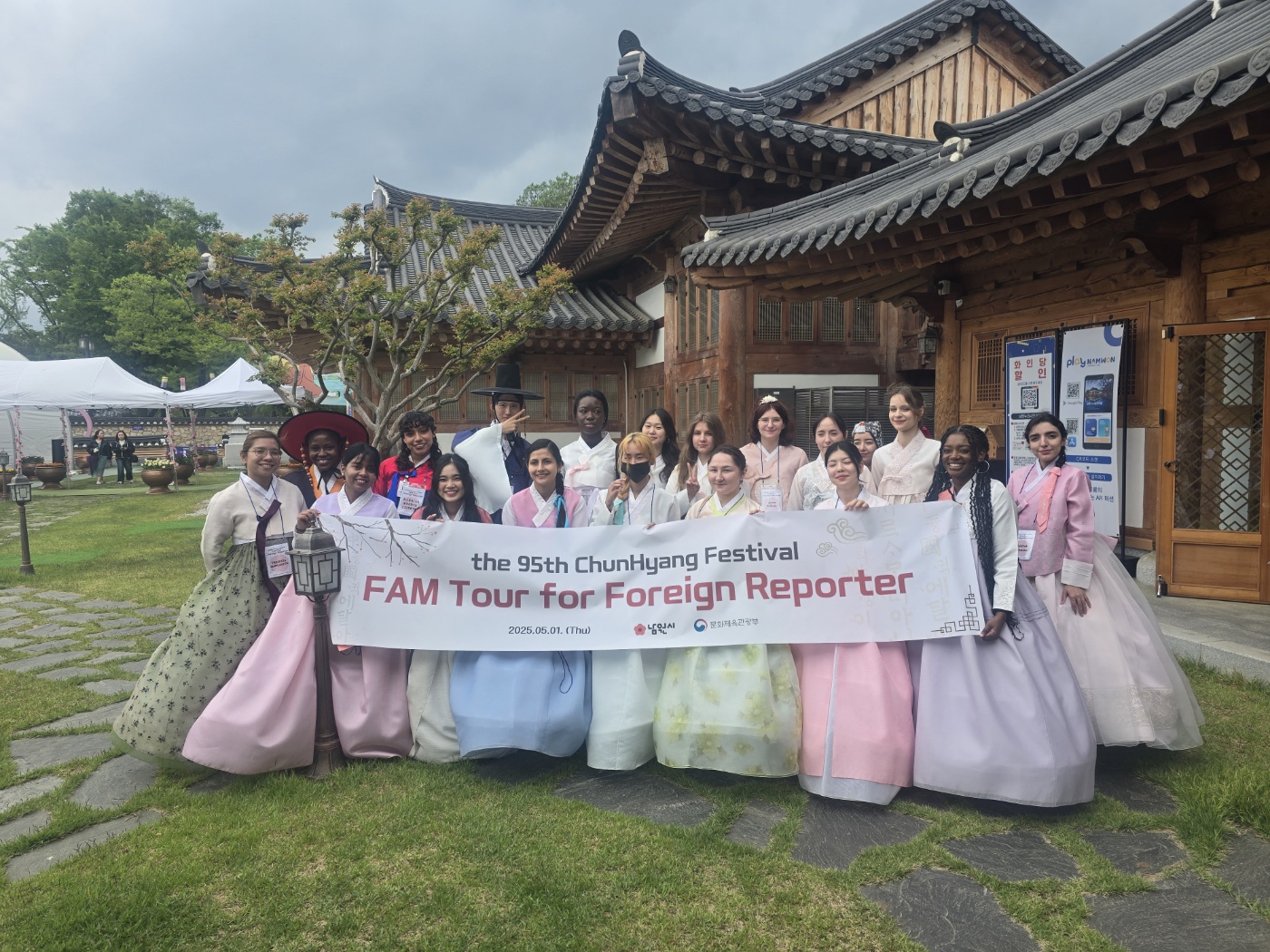 Wartawan Kehormatan Korea.net terlihat sedang berfoto bersama saat mengikuti program kunjungan ke Kota Namwon pada tanggal 1 Mei 2025. (Kementerian Kebudayaan, Olahraga, dan Pariwisata)  