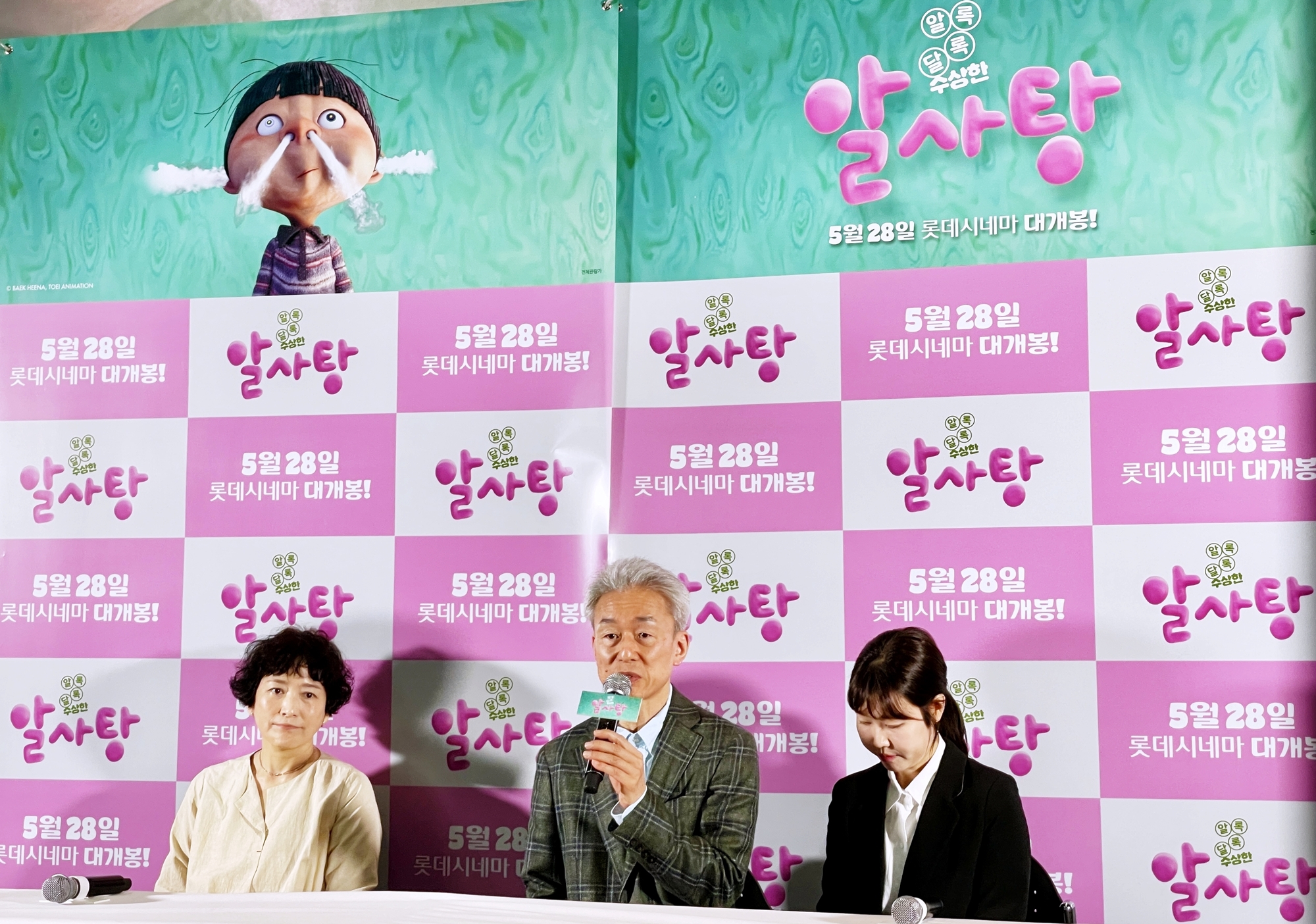 Nishio Dasuke (tengah) terlihat sedang menjawab pertanyaan para wartawan dalam konferensi pers film Magic Candies yang digelar pada tanggal 23 Mei 2025 di Lotte Cinema cabang pintu masuk Universitas Konkuk di Gwangjin-gu Seoul. (Xu Aiying)  