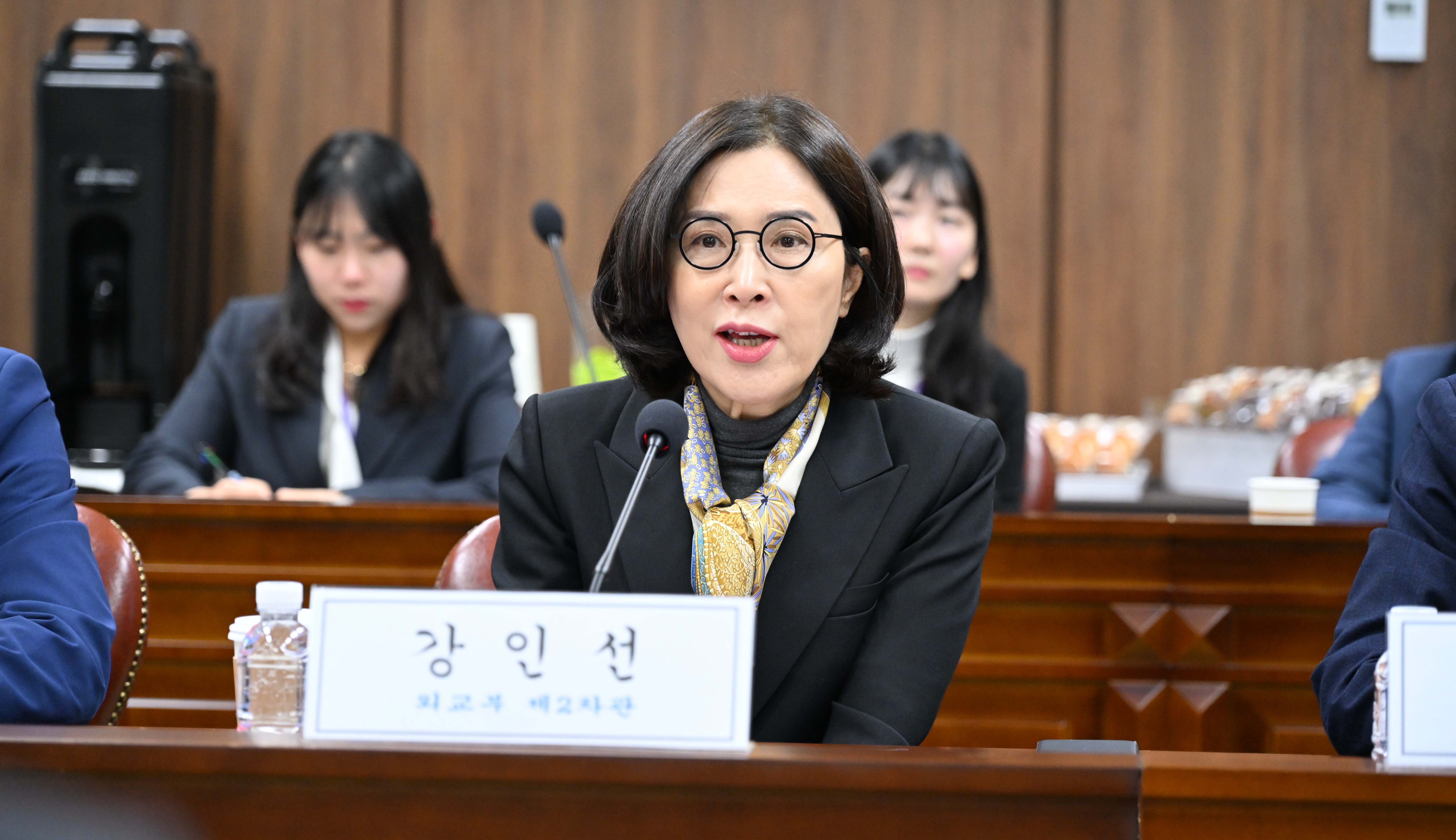 Wakil Menteri Luar Negeri Kang Insun terlihat sedang memimpin rapat Komite Penasihat untuk Keamanan Ekonomi dan Urusan Luar Negeri yang digelar pada tanggal 28 Februari 2025 di kantor Kementerian Luar Negeri, Jongno-gu, Seoul. (Kementerian Luar Negeri)  