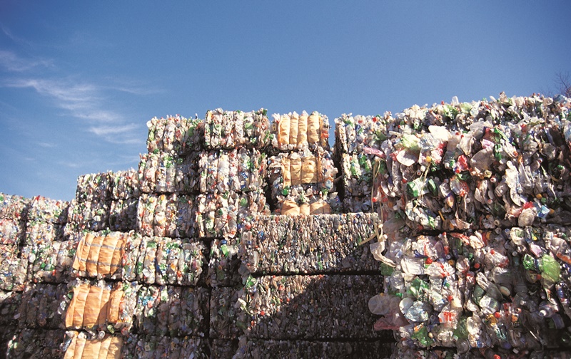 Acara peringatan untuk mengatasi polusi plastik akan digelar di Jeju mulai tanggal 4 Juni 2025 hingga 13 Juni 2025. Foto di atas menunjukkan tumpukan sampah plastik yang menggunung. (iClickArt) *Reproduksi dan pendistribusian ulang foto di atas secara tidak sah, dilarang berdasarkan Undang-undang Hak Cipta.