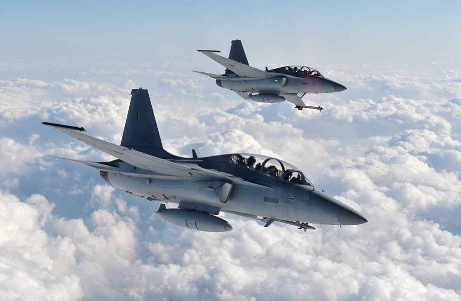 Pada tanggal 3 Juni 2025 KAI (Korea Aerospace Industries) telah berhasil menandatangani kesepakatan untuk menyuplai 12 unit pesawat tempur FA-50 dengan Departemen Pertahanan Nasional Filipina. Foto di atas menunjukkan FA-50 yang sedang mengudara. (KAI)