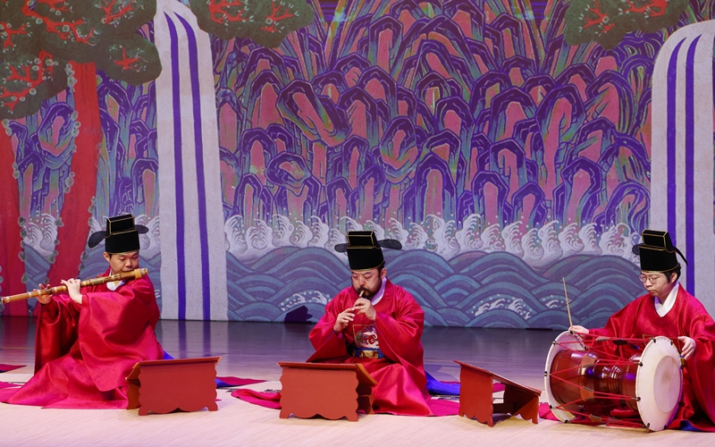 Tanggal 5 Juni telah ditetapkan secara resmi sebagai hari peringatan gugak (musik tradisional Korea). Foto di atas menunjukkan pertunjukan gugak yang digelar pada tanggal 30 April 2025 di Pusat Gugak Nasional, Seocho-gu, Kota Seoul. (Lee Jeong Woo)