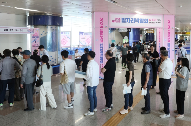 ▲ ﻿지난달 취업자 수가 24만 5000명 증가해 2916만 명으로 집계됐다. 사진은 지난 10일 부산도시철도 3호선 강서구청역 2층 대합실에서 열린 '2025년 서부산권 일자리박람회' 모습. 연합뉴스