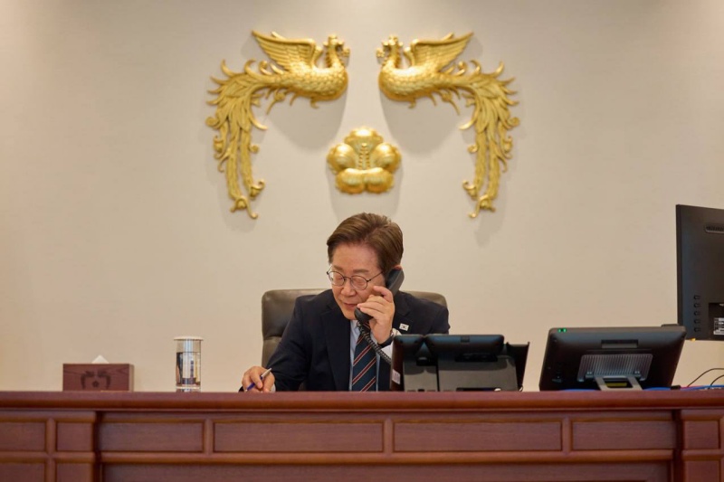 Pada tanggal 11 Juni 2025 Presiden Lee Jae-myung terlihat sedang berbicara melalui sambungan telepon dengan Perdana Menteri Republik Ceko Petr Fiala. (Akun X Presiden Lee Jae-myung)