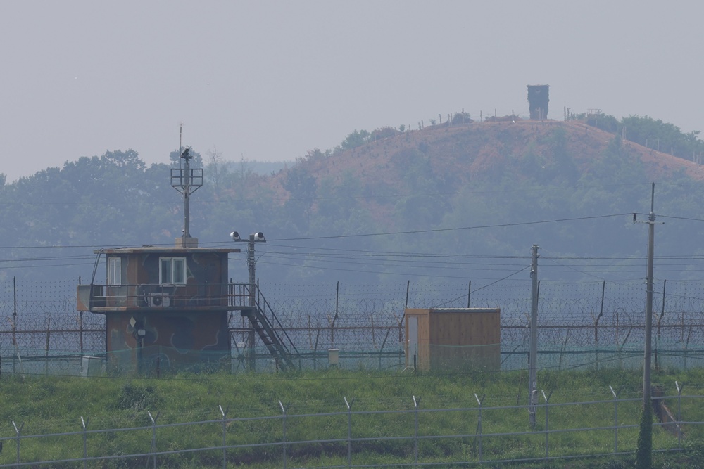 Foto di atas menunjukkan instalasi militer pada Juni 2024 yang menyiarkan pesan-pesan melalui pengeras suara ke arah Korea Utara di dekat perbatasan antar-Korea di Paju, Provinsi Gyeonggi. Pada tanggal 11 Juni 2025, Presiden Lee Jae-myung memerintahkan agar pengeras suara tersebut dihentikan. (Yonhap News)