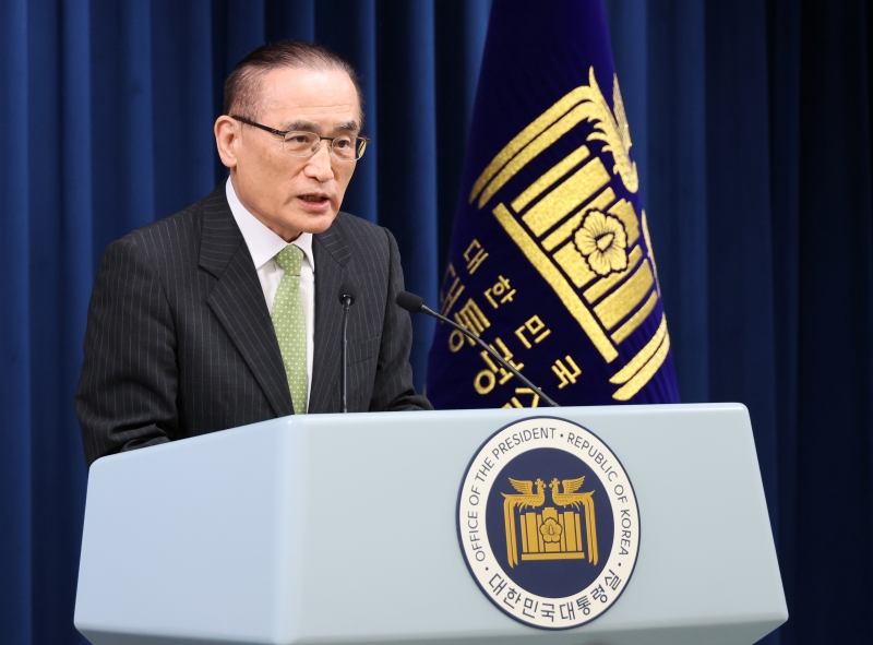 Penasehat Keamanan Nasional, Wi Sung-lac, terlihat sedang memberikan pengarahan terkait kehadiran Presiden Lee Jae-myung dalam KTT G7 pada tanggal 15 Juni 2025 di Kantor Kepresidenan Republik Korea, Yongsan-gu, Seoul. (Yonhap News)  