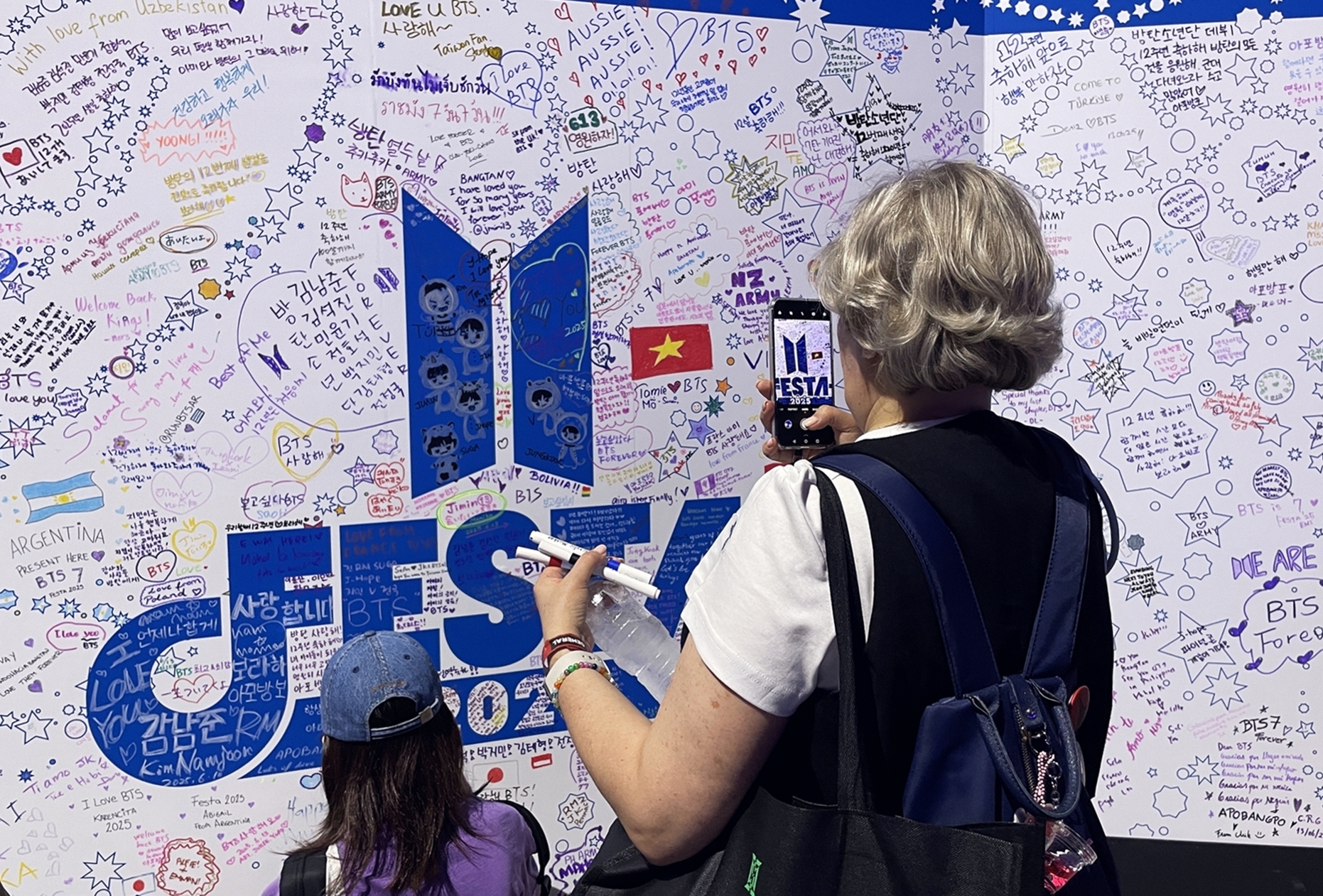 Para penggemar dari seluruh dunia berkumpul dan menikmati festival tersebut pada tanggal 13 Juni 2025 di KINTEX, Goyang, Provinsi Gyeonggi. (Xu Aiying)
