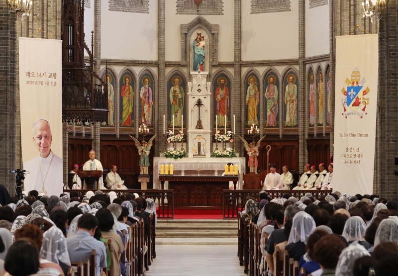 1Misa syukur atas terpilihnya Paus Leo XIV digelar pada tanggal 16 Juni 2025 di Katedral Myeongdong, Jung-gu, Seoul. Para uskup dan umat hadir dalam misa tersebut untuk menyambut hadirnya paus baru. (Yonhap News)