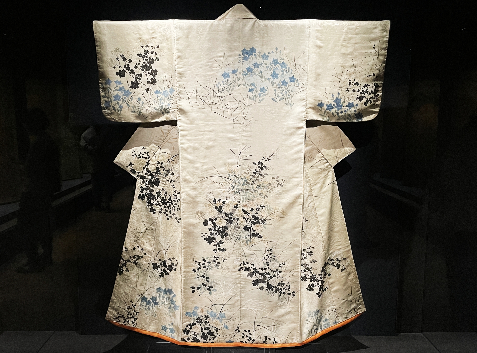 Foto di atas menunjukkan kosode dengan desain rumput musim gugur yang dipamerkan dalam  Pameran Seni Jepang dari Empat Perspektif yang digelar di Museum Nasional Korea, Yongsan-gu, Seoul.