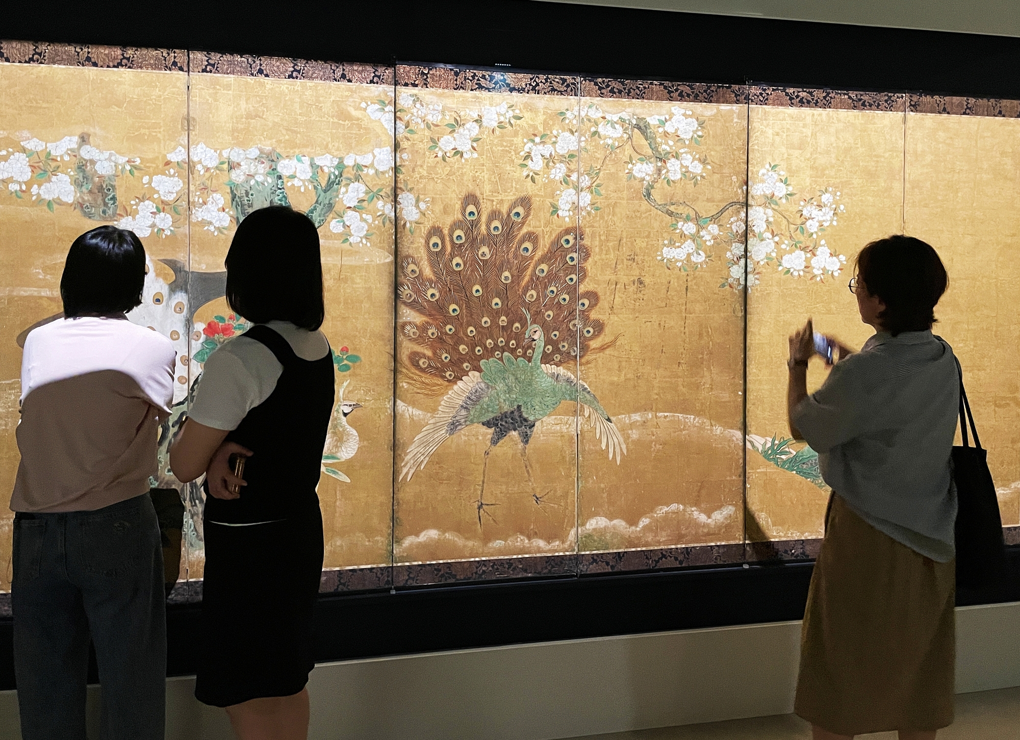 Foto di atas menunjukkan sekesel dengan lukisan burung hong dan merak yang dipamerkan dalam Pameran Seni Jepang dari Empat Perspektif yang digelar di Museum Nasional Korea, Yongsan-gu, Seoul. 