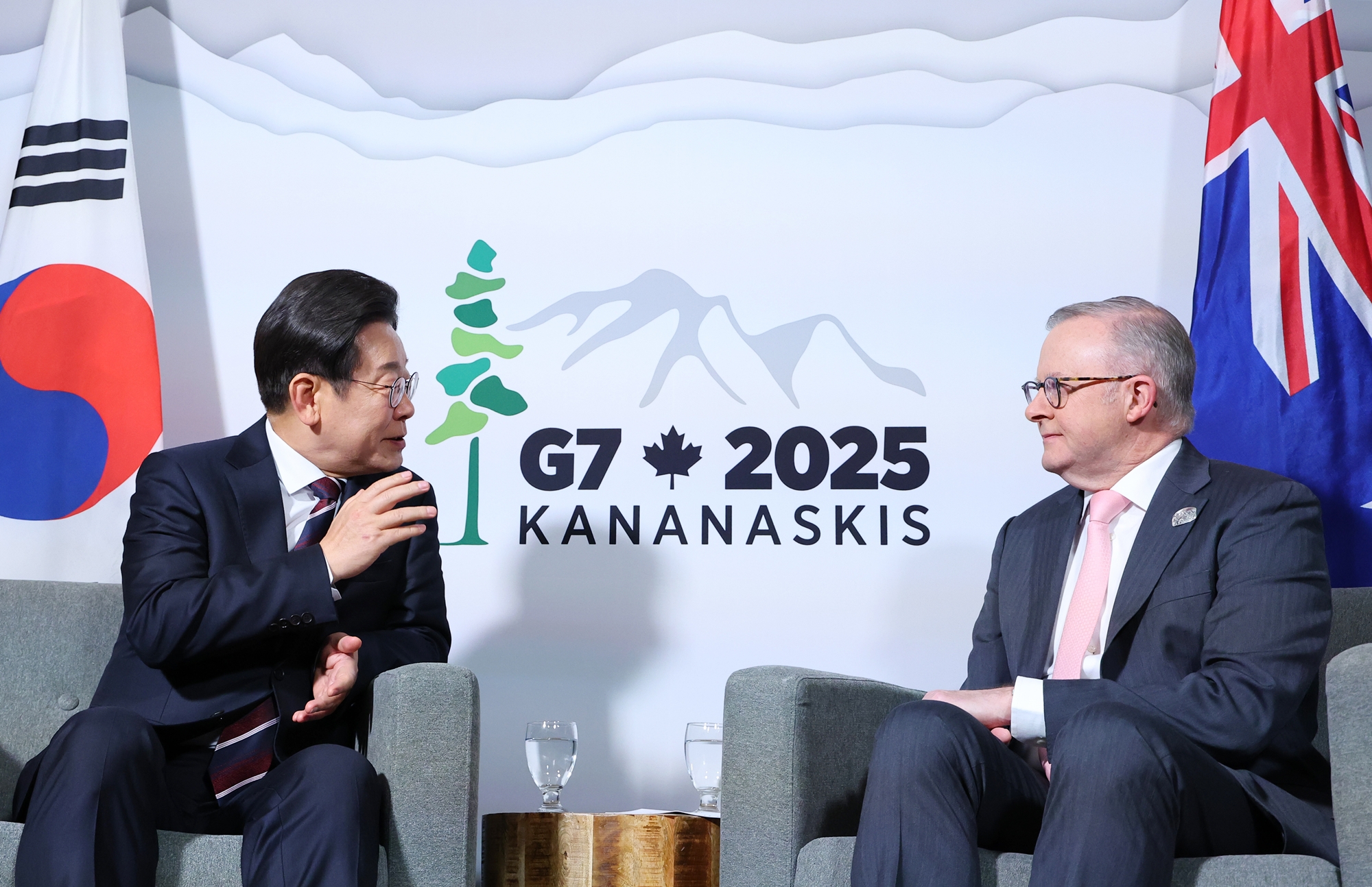 Presiden Lee Jae-myung (kiri) menggelar KTT bilateral dengan Perdana Menteri Australia, Anthony Albanese, pada tanggal 16 Juni 2025 (waktu setempat) di sebuah hotel yang terletak di Kota Calgary, Provinsi Alberta, Kanada.