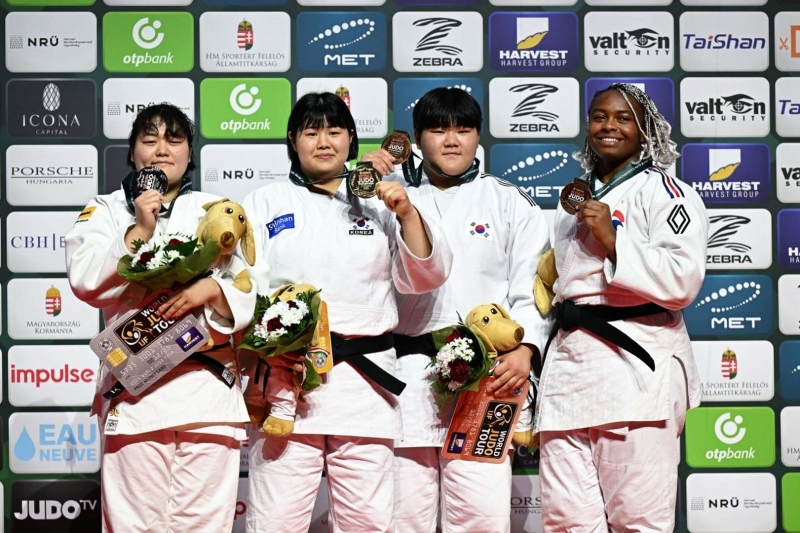 Pejudo putri Korea, Kim Hayun (kedua dari kiri), berhasil meraih medali emas pada kelas +78 kg putri perorangan dalam babak final Kejuaraan Dunia Judo yang digelar pada tanggal 19 Juni 2025 (waktu setempat) di Budapest, Hungaria. (laman resmiI IJF)  