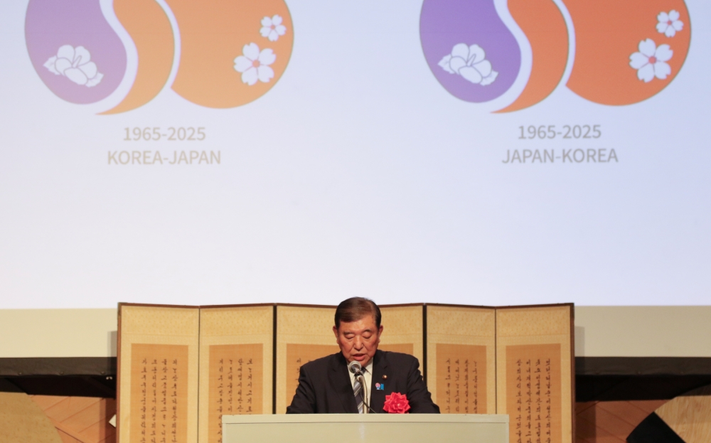 Perdana Menteri Jepang, Shigeru Ishiba, terlihat sedang memberikan kata sambutan pada acara Resepsi Peringatan 60 Tahun Normalisasi Hubungan Korea dan Jepang yang digelar oleh Kedutaan Besar Korea di Jepang pada tanggal 19 Juni 2025 di Hotel New Otani Tokyo, Jepang. (Yonhap News)  