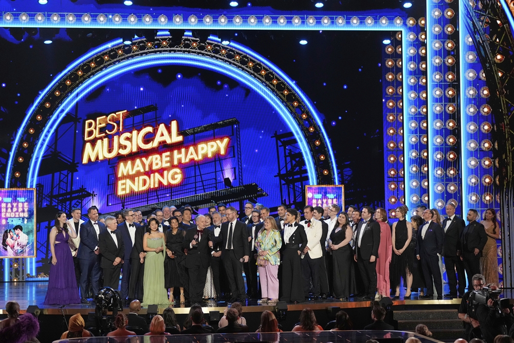 Foto di atas menunjukkan momen saat produser dan para aktor musikal Maybe Happy Ending naik ke atas panggung untuk menerima penghargaan Tony Awards pada tanggal 8 Juni 2025 (waktu setempat) di Radio City Hall, New York. Karya musikal tersebut berhasil menyapu enam piala dalam penghargaan tersebut. (Yonhap News)  