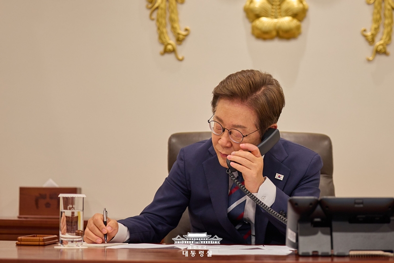 Presiden Lee Jae Myung melakukan panggilan telepon perdana kepada Perdana Menteri Malaysia, Anwar Ibrahim, dan Presiden Indonesia, Prabowo Subianto, pada tanggal 23 Juni 2025. (Kantor Kepresidenan Republik Korea)