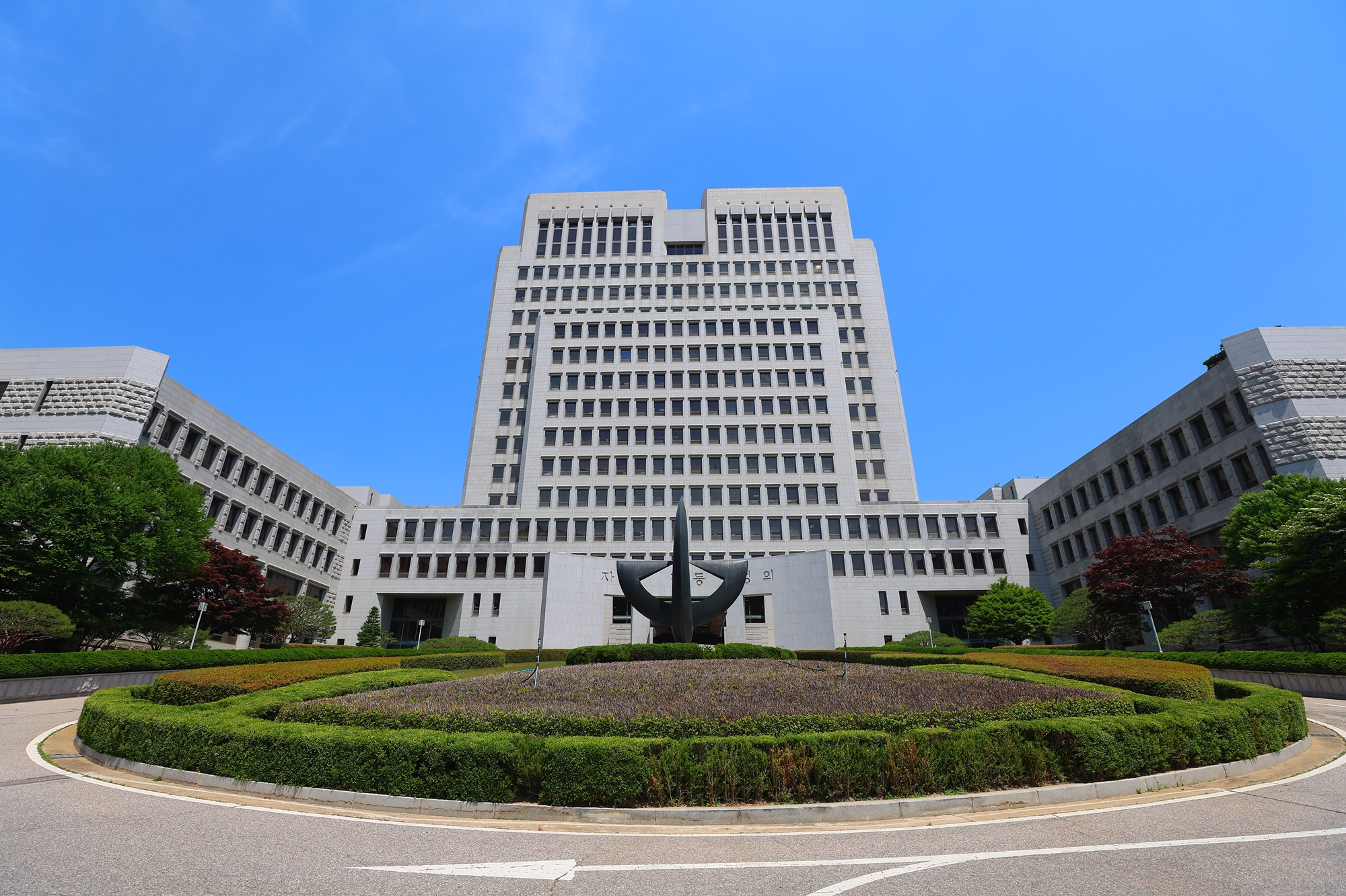 Mahkamah Agung Korea menyatakan pada tanggal 24 Juni 2025 bahwa pasangan internasional kini dapat mencatat nama anak mereka yang terdiri dari lebih dari lima suku kata. Foto di atas menunjukkan panorama gedung Mahkamah Agung Korea yang terletak di Seocho-gu, Seoul. (Yonhap News)