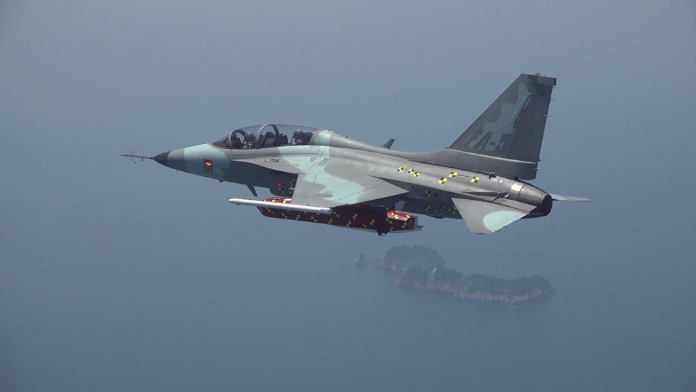 FA-50 sedang melakukan uji penerbangan dengan membawa rudal jelajah udara ke darat jarak jauh. (Badan Administrasi Program Akuisisi Pertahanan Nasional)