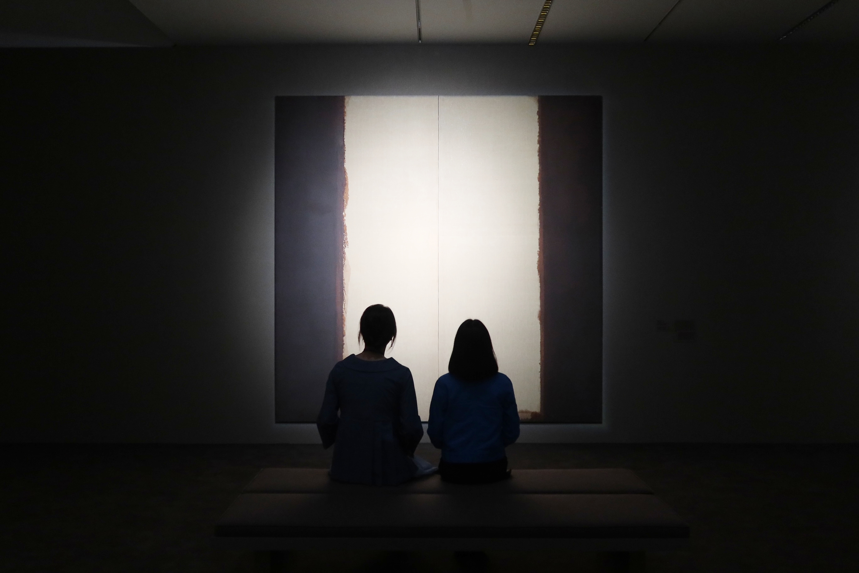 Seorang wartawan terlihat sedang memperhatikan karya Yun Hyong-keun yang bernama Umber Blue 86-29 (1986) pada konferensi pers pembukaan ruang pameran permanen MMCA Collection: Korean Modern and Contemporary Art II yang digelar pada tanggal 25 Juni 2025 di Museum Seni Modern dan Kontemporer Nasional cabang Kota Gwacheon. 