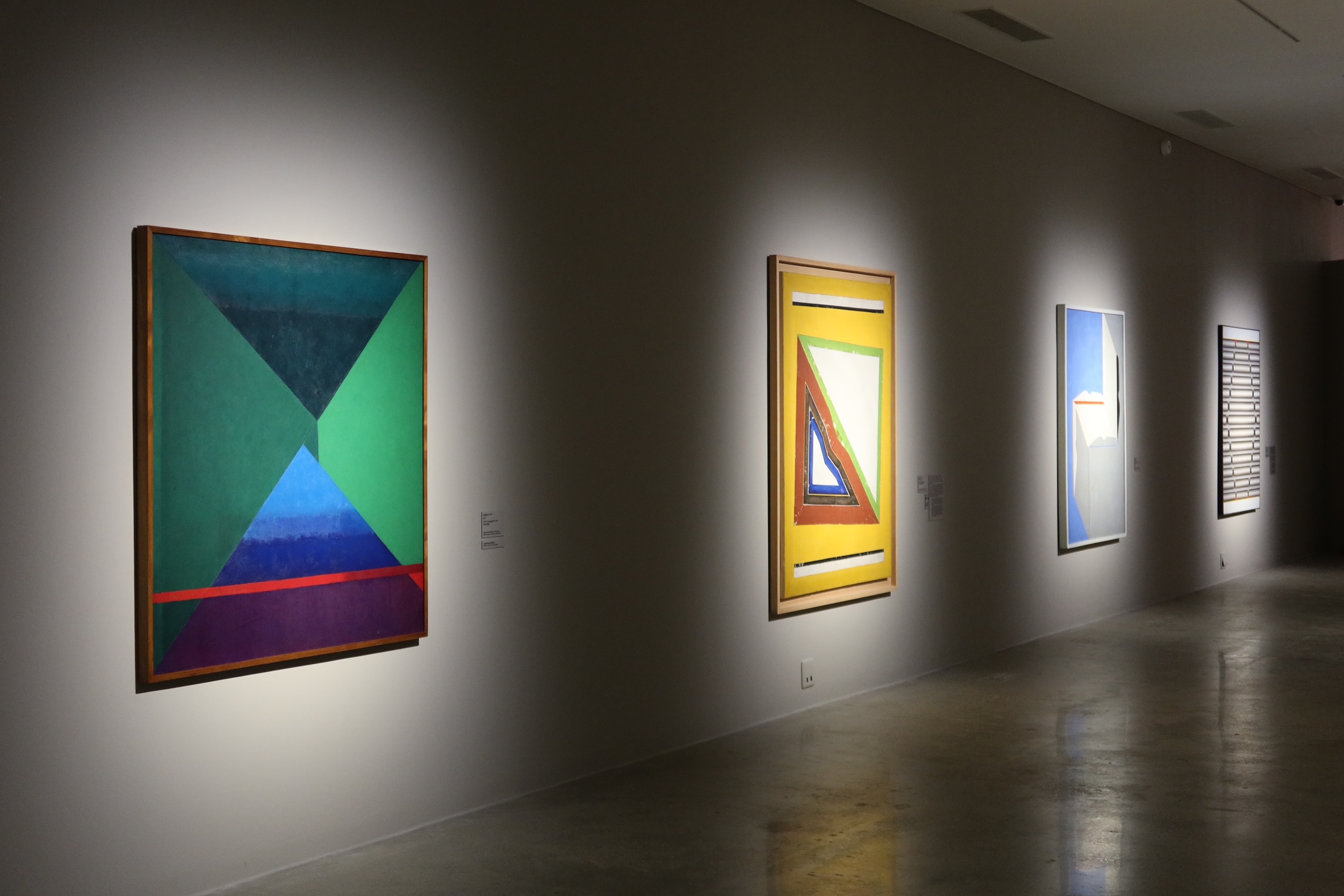 Berbagai lukisan yang ditampilkan dalam sudut The Expansion of Abstract Art yang berada di ruang pameran MMCA Collection: Korean Modern and Contemporary Art II di Museum Seni Modern dan Kontemporer Nasional cabang Gwacheon.  