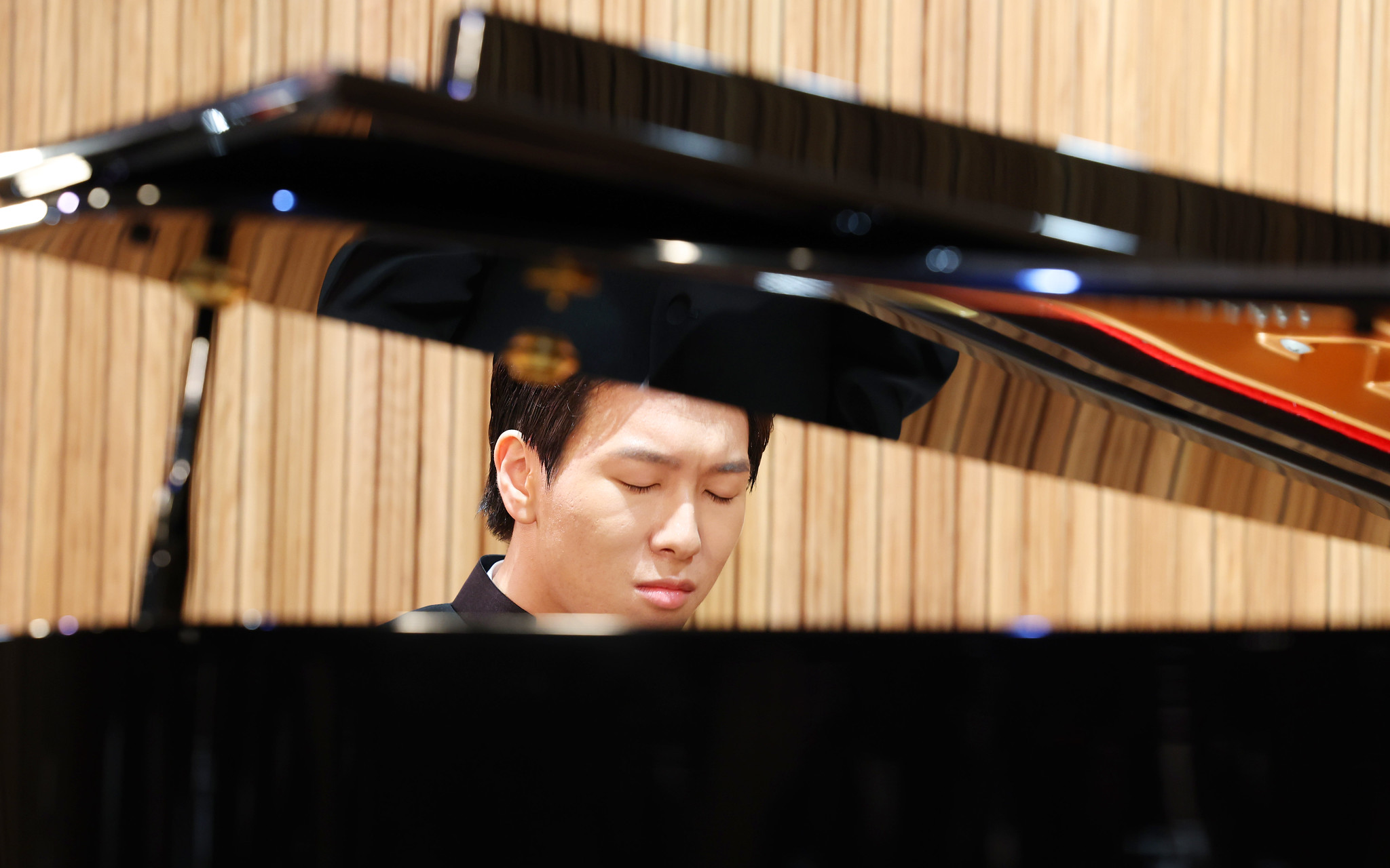Pianis Kim Saehyun terlihat sedang membawakan tiga lagu karya Gabriel Faure dan Charles Trenet dalam konferensi pers pertamanya sejak meraih penghargaan di Kompetisi Long-Thibaud tahun ini di Paris. Acara tersebut digelar pada tanggal 26 Juni 2025 di Circle Hall, Sejong Center for the Performing Arts, Jongno-gu, Seoul.