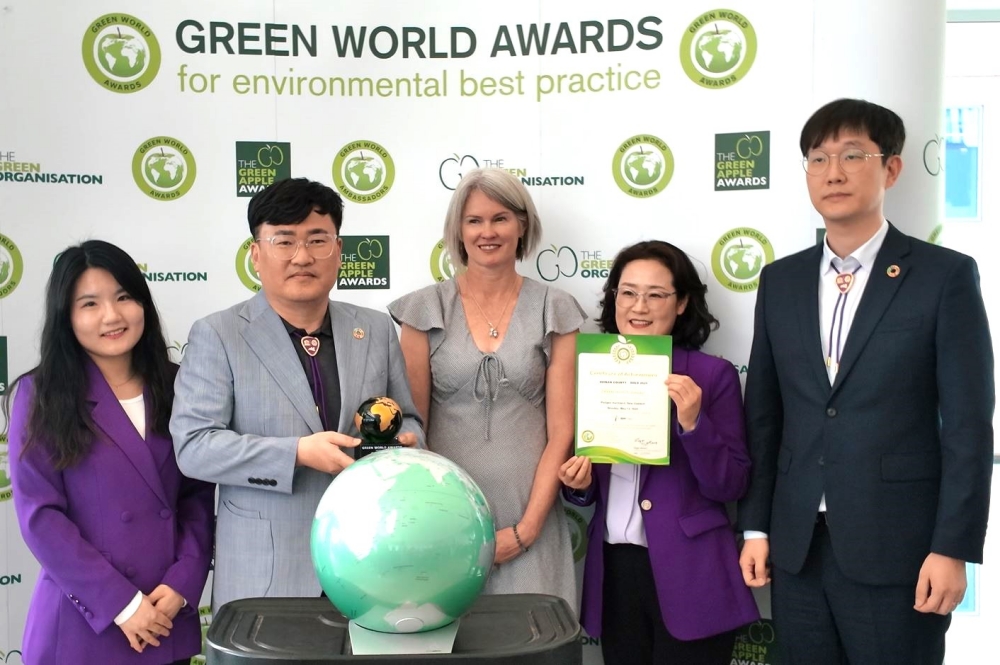 Para pejabat Sinan-gun terlihat sedang berfoto bersama setelah mendapatkan penghargaan emas dalam bidang energi hijau di Green World Awards pada tanggal 12 Mei 2025 (waktu setempat) di Auckland, Selandia Baru.  