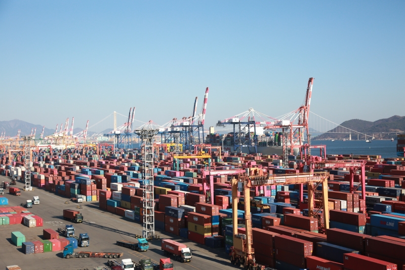 Meskipun adanya tindakan tarif dari Amerika Serikat, ekspor Korea pada paruh pertama tahun ini tetap stabil. Foto di atas menunjukkan pemandangan Pelabuhan Gwangyang. (Otoritas Pelabuhan Yeosu-Gwangyang)