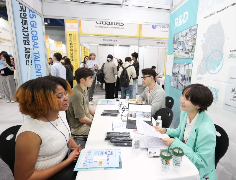 71% mahasiswa internasional di Korea ingin bekerja dan menetap di Korea. Foto di atas menunjukkan bursa kerja mahasiswa internasional yang digelar pada tanggal 19-20 Mei di COEX, Gangnam-gu, Seoul. (KOTRA)