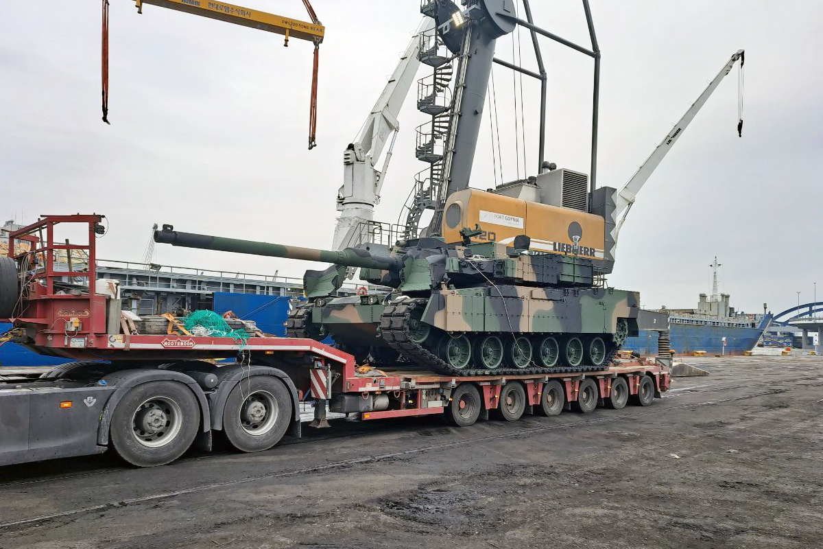 Badan Administrasi Program Akuisisi Pertahanan Nasional (DAPA) mengungkapkan bahwa negosiasi kontrak tank K2 Black Panther tahap kedua telah selesai dilakukan pada tanggal 2 Juli 2025 (waktu setempat) antara Hyundai Rotem dengan Menteri Pertahanan Polandia, Wladyslaw Kosiniak-Kamysz. Foto di atas menunjukkan K2 Black Panther yang tiba di Pelabuhan Gdynia, Polandia. (Hyundai Rotem)