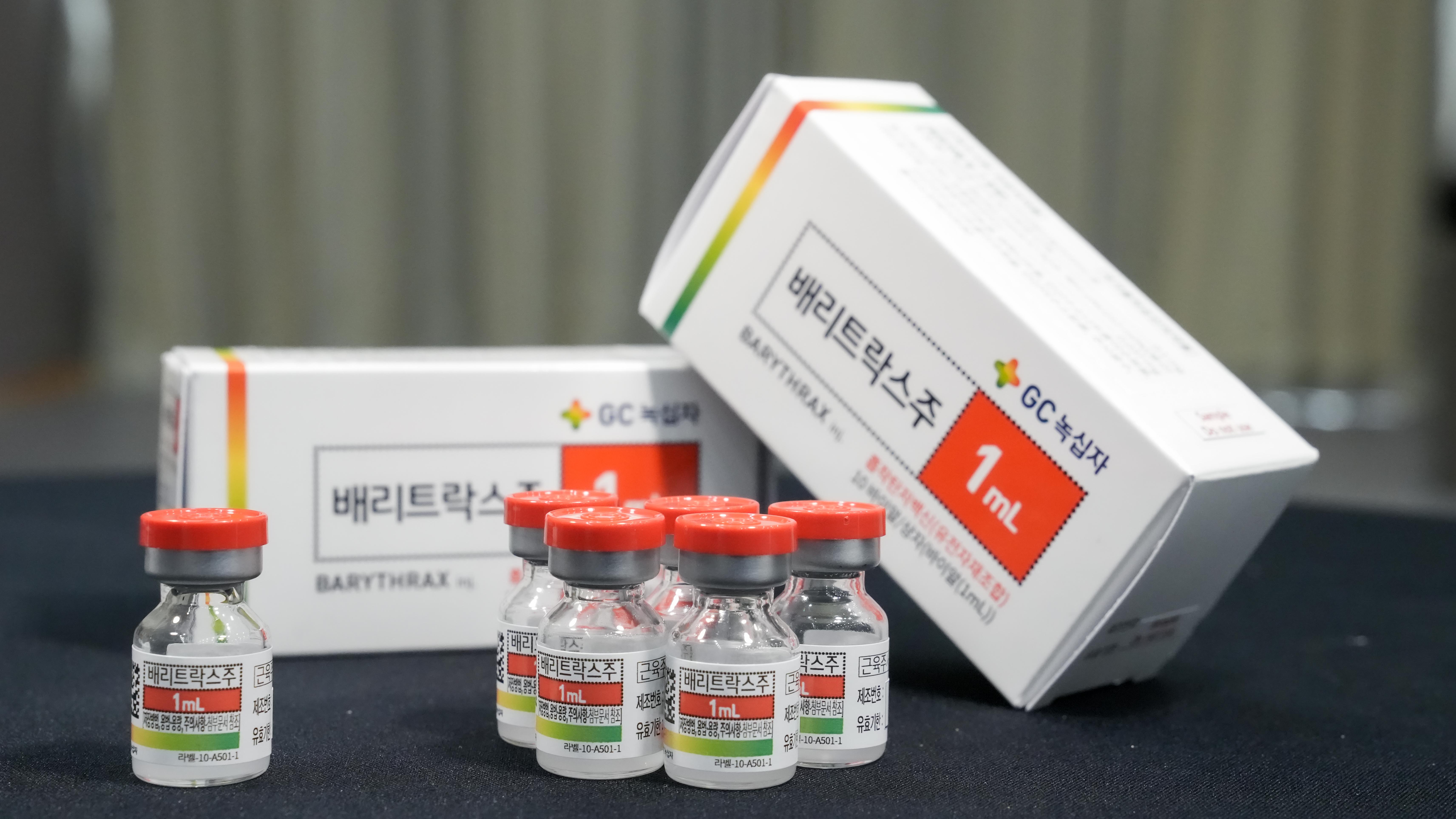 Foto di atas menunjukkan BARYTHRAX, yaitu vaksin antraks yang dikembangkan oleh KCDA dan GC Biopharma.  