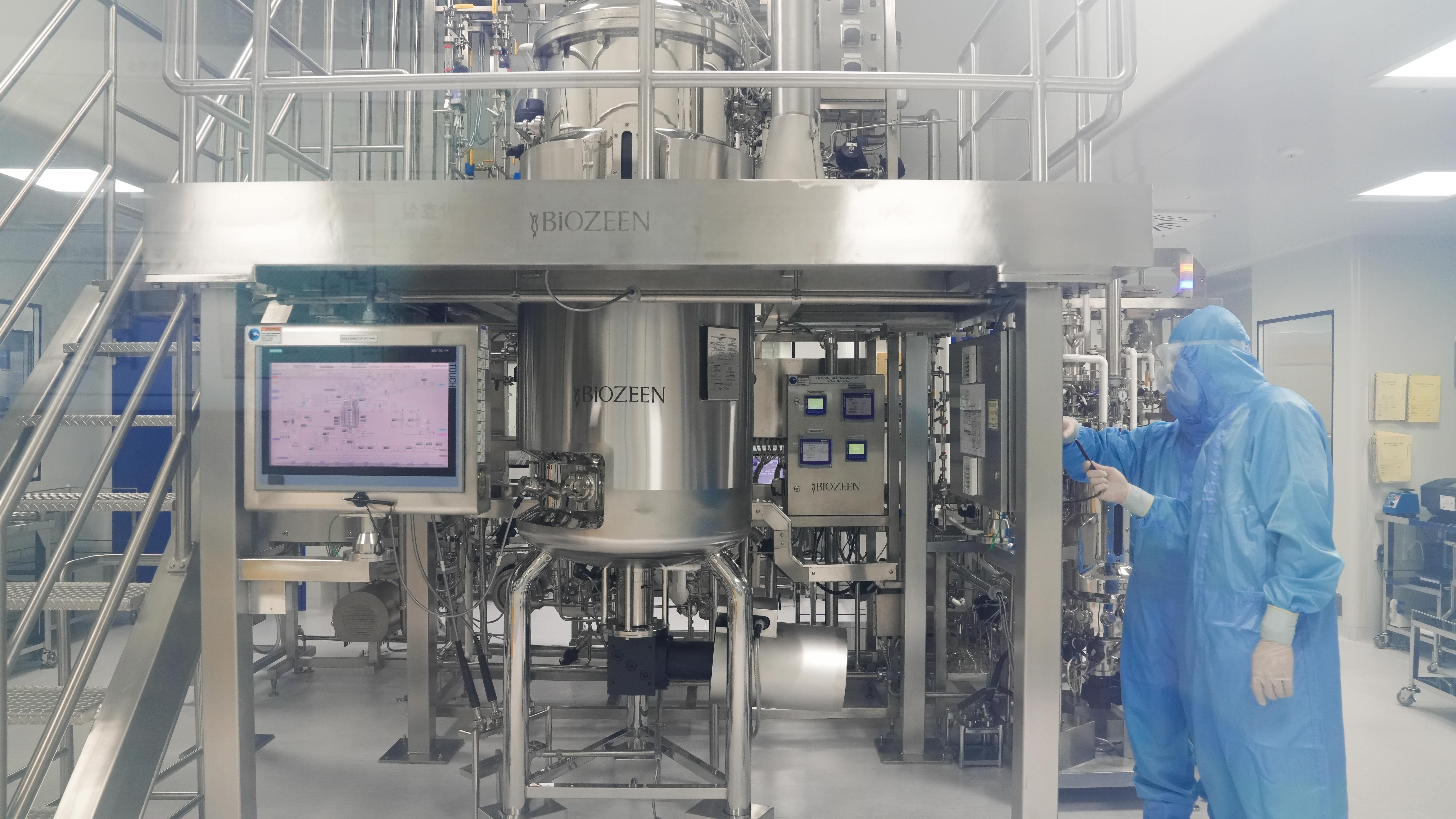 Foto di atas menunjukkan ruang fermentasi yang berada di dalam fasilitas manufaktur pabrik GC Biopharma yang terletak di Hwasun, Provinsi Jeollanam.