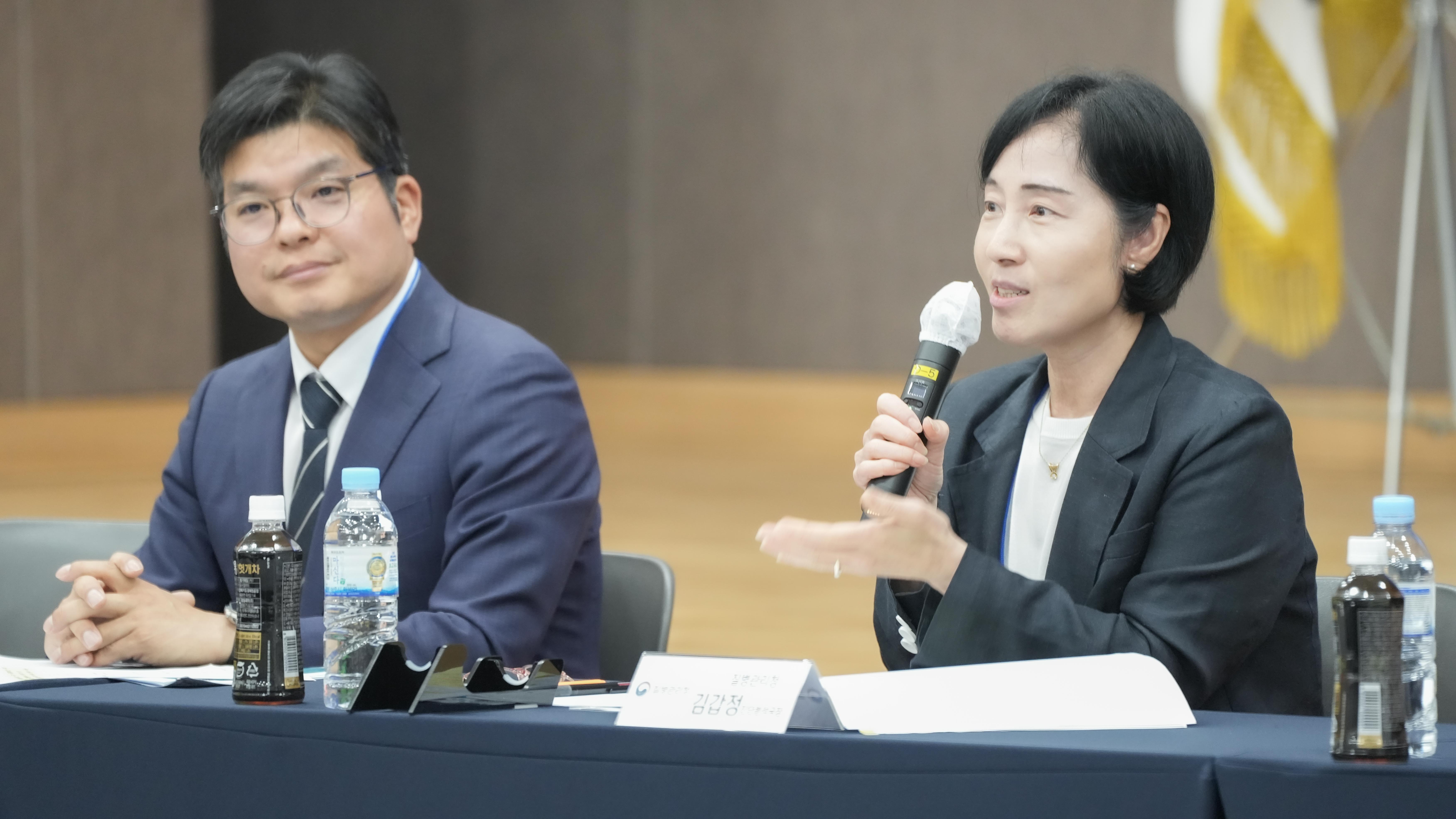 Direktur Jenderal Departemen Diagnosis dan Analisis Penyakit KCDA, Kim Gab Jung (kanan), terlihat sedang menjawab pertanyaan para wartawan dalam konferensi pers yang digelar pada tanggal 1 Juli 2025 di pabrik GC Biopharma yang terletak di Hwasun, Provinsi Jeollanam.  