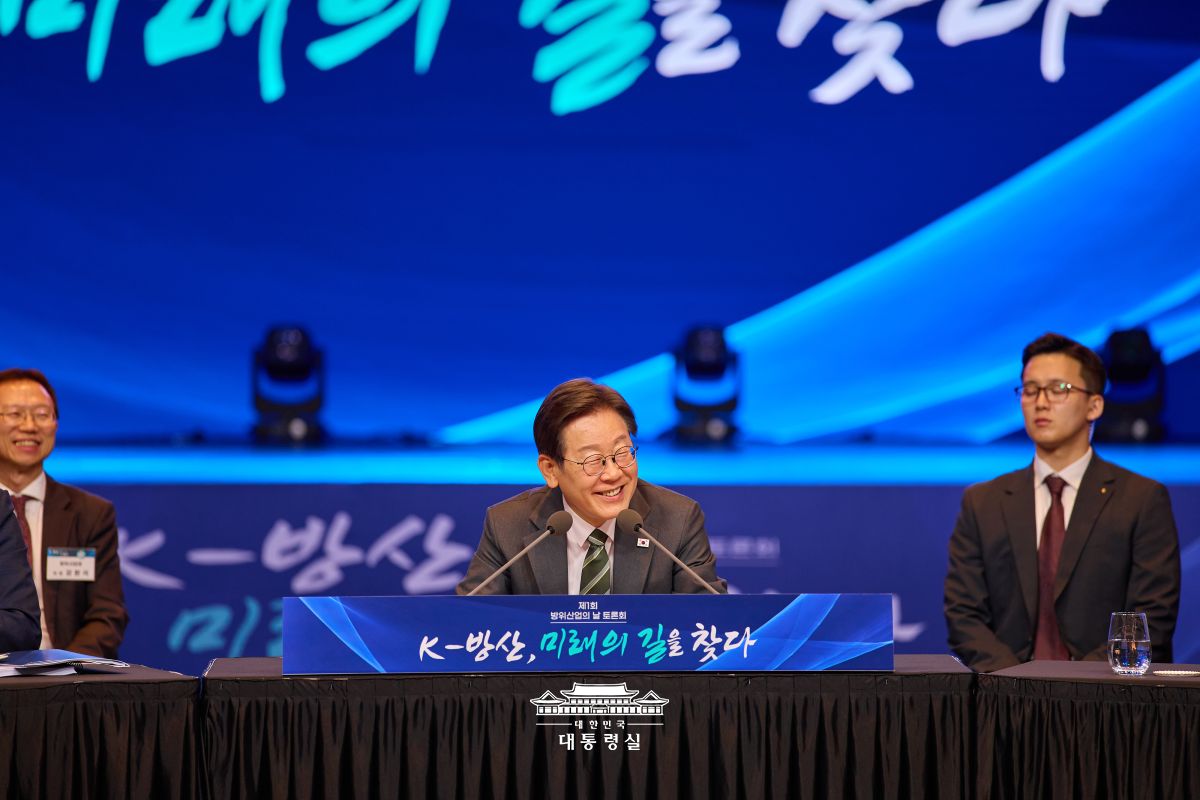 Presiden Lee Jae Myung terlihat sedang memberikan pernyataan saat hadir dalam forum diskusi Mencari Arah Masa Depan Industri Pertahanan Korea yang digelar pada tanggal 8 Juli 2025 di Hotel Grand Hyatt Seoul. (Kantor Kepresidenan Republik Korea)  