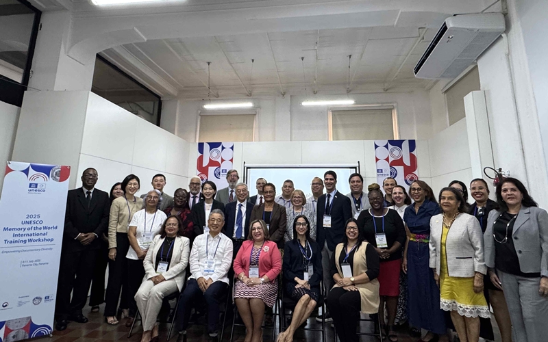 Para peserta terlihat sedang berfoto bersama pada pembukaan Lokakarya Pelatihan Internasional Memori Dunia UNESCO yang digelar pada tanggal 8 Juli 2025 (waktu setempat) di Panama City, Panama. (Layanan Warisan Korea)  