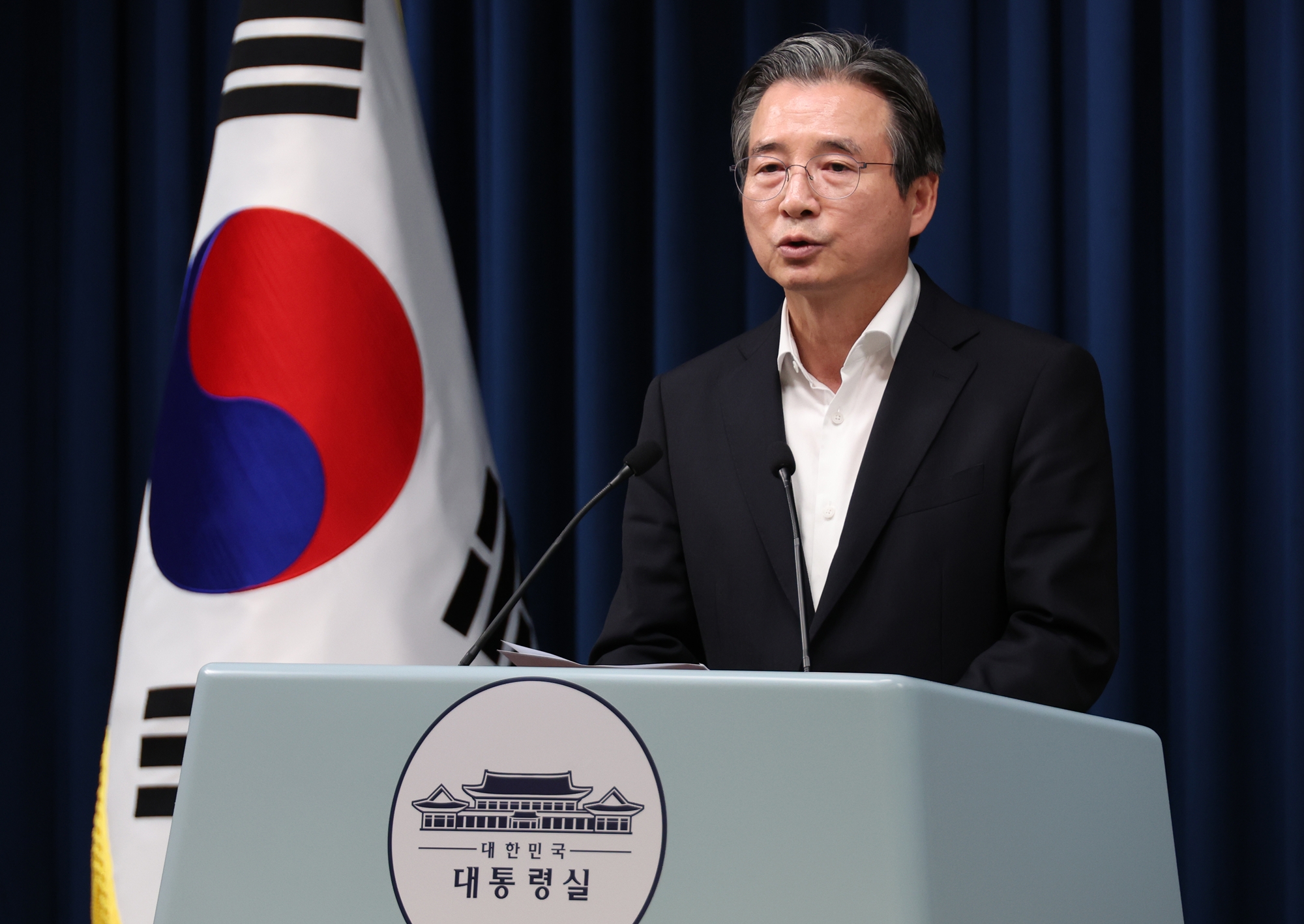 Kepala Sekretaris Kepresidenan Bidang Kebijakan Republik Korea, Kim Yong-beom, terliihat sedang memberikan pengarahan terkait kompleks industri yang 100% menggunakan energi terbarukan pada konferensi pers yang digelar pada tanggal 10 Juli 2025 di Kantor Kepresidenan Republik Korea. (Yonhap News)  