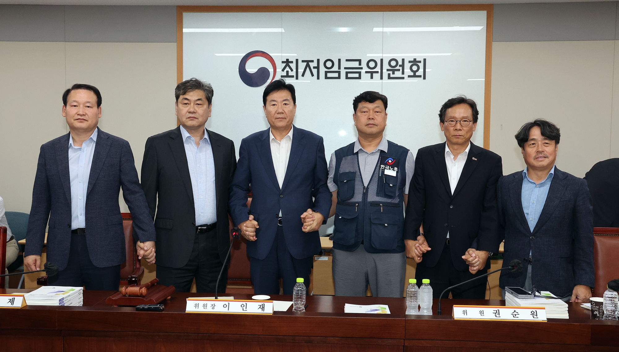 Perwakilan Komite Upah Minimum, Komite Pengguna, dan Komite Pekerja berfoto bersama setelah rapat penetapan upah minimum yang digelar pada tanggal 10 Juli 2025 di Kompleks Pemerintahan Sejong. (Yonhap News)  