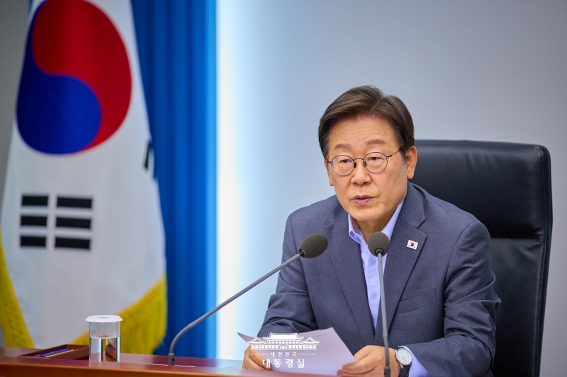 Presiden Lee Jae Myung mulai tanggal 14 Juli 2025 mengirimkan delegasi khusus ke Uni Eropa, Prancis, Inggris, dan India. Foto di atas menunjukkan sosok Presiden Lee yang sedang memberikan pernyataan dalam rapat yang digelar pada tanggal 10 Juli 2025 di Kantor Kepresidenan Republik Korea, Yongsan, Seoul. (Kantor Kepresidenan Republik Korea)  