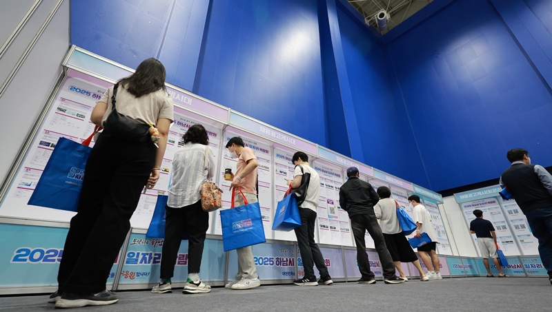 Foto di atas menunjukkan para pencari kerja yang datang ke Bursa Kerja Kota Hanam Tahun 2025 yang digelar pada tanggal 11 Juli 2025. (Yonhap News)  