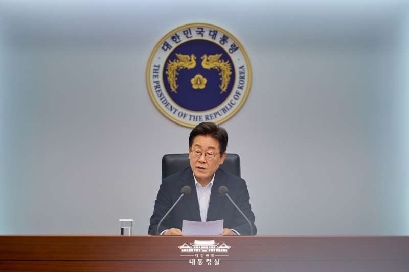 Presiden Lee Jae Myung pada 22 Juli akan mengirim delegasi khusus ke Kanada dan Malaysia. Foto di atas menunjukkan Presiden Lee yang berbicara pada tanggal 17 Juli 2025 dalam rapat keempat bersama para sekretaris senior dan staf di Kantor Kepresidenan, Yongsan-gu, Seoul. (Kantor Kepresidenan Republik Korea)