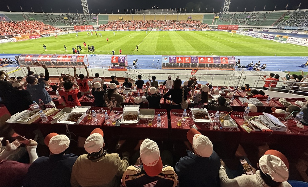 Pemerintah Kota Gangneung mengelola berbagai program aktivitas budaya untuk para pekerja migran musiman. Foto di atas menunjukkan para pekerja migran musiman yang sedang menonton pertandingan sepak bola Gangwon FC. (Pemerintah Kota Gangneung)  