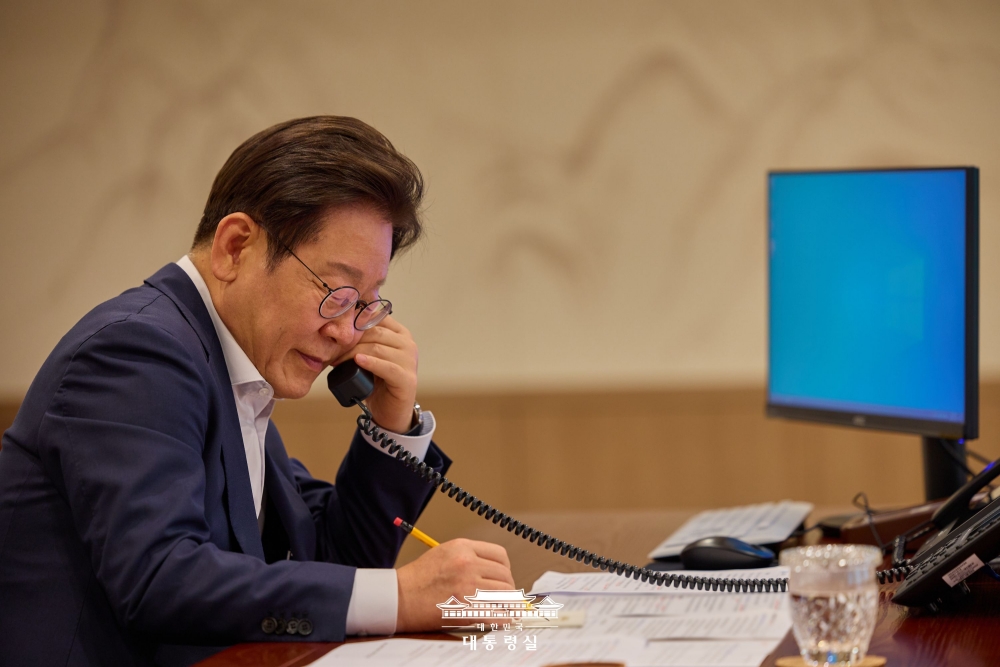 Presiden Lee Jae Myung melakukan pembicaraan telepon pertamanya dengan Presiden Kazakhstan, Kassym-Jomart Tokayev, pada tanggal 23 Juli 2025 di Kantor Kepresidenan Yongsan, Seoul. (Kantor Kepresidenan Republik Korea)