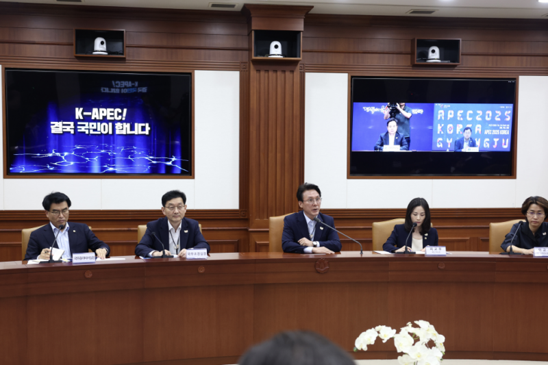 Perdana Menteri Kim Min-seok (tengah) terlihat sedang memimpin Rapat Tinjauan Menyeluruh KTT APEC yang digelar pada tanggal 23 Juli 2025 di Kompleks Pemerintahan Seoul. (Kantor Bidang Koordinasi Kebijakan Pemerintah Korea)